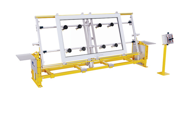  Dieser Hovamat Kipptisch erleichtert für Fensterbauer das Verglasen. Der Tisch lässt sich schwenken und kippen.