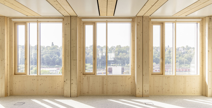  Das sechsgeschossige Bürogebäude Platinum ist das erste Holz-Hybrid-Bürogebäude in Wiesbaden. Energieeffizienz im Randverbund wird durch Swisspacer Abstandhalter erreicht.