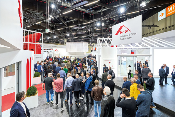  Voller Erfolg auf der Fensterbau: Gäste aus aller Welt strömten während der vier Nürnberger Messetage in die „Roto City“. Das breite Produktportfolio der Roto Fenster- und Türtechnologie ebenso wie die Wohlfühl-Architektur des Messestands mit ihren einladenden Kommunikationsinseln wurden von Messebesuchern als „einzigartig“ und „inspirierend“ eingestuft.
