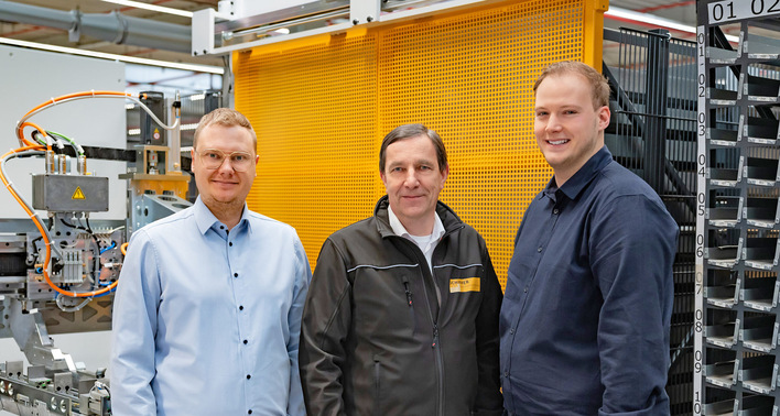  Die 4. Generation steht bei Siems in den Starlöchern. Jens (links) und Theo Siems (rechts) waren bei der Planung, Auslegung und Umsetzung des neusten Projektes mit Schirmer voll involviert. In der Mitte: Roland Vogt, Mitglied der Schirmer-Geschäftsleitung. 