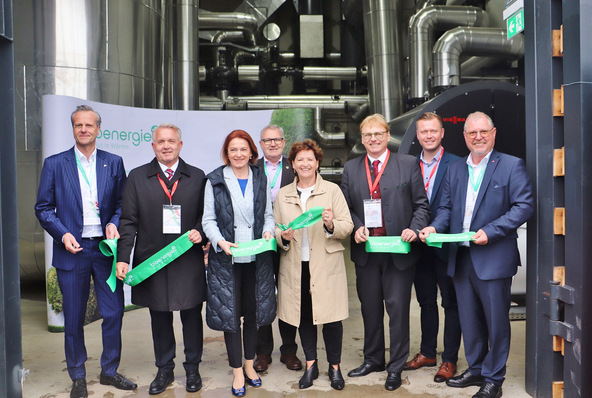  Eröffneten am 16. April dieses Jahres gemeinsam das Biomasseheizwerk der Roto Frank Austria GmbH in Kalsdorf, v. l. n. r.: Roto Frank Fenster- und Türtechnologie CEO Marcus Sander, Kalsdorfs Bürgermeister Manfred Komericky, die steirischen Landesrätinnen Simone Schmiedtbauer und Ursula Lackner, Jakob Edler/Bioenergie und Roto Kalsdorf Geschäftsführer Christian Lazarevic mit Gemeindevorstand Gerhard Herunter und dem Kalsdorfer Vizebürgermeister Michael Konrad (beide 2. Reihe).