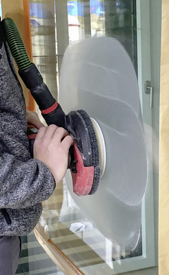  Die thermische Belastung der zu sanierenden Glas­oberflächen wird parallel auf unter 50 °C ­reduziert und beugt so einem thermischen Spannungsriss vor.