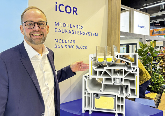  Jörn Schütte, Deceunick Gesamtvertriebsleiter DACH, präsentiert auf der Frontale das modulare Baukastensystem icor und weitere innovative Bestandteile in einem Elegant-Fenster von Deceuninck. So wird es möglich, dass der Stahl durch leichtere Verstärkungen substituiert und somit zusätzlich CO2 in der Produktion und Logistik ­eingespart werden kann.