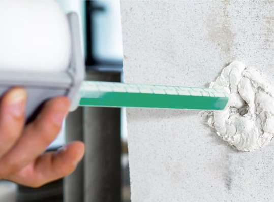  Hier ist ein nichtbrennbarer Mineralschaum zu sehen.  Jetzt wurde ein Füll- und Montageschaum entwickelt, der als nichtbrennbar einzustufen ist.