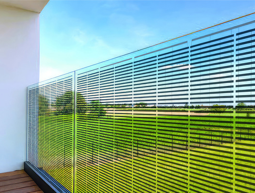  Glas Marte bringt bei seinen PV Balkonen die Technik im unteren Bereich an. Das hat den Vorteil, dass auf einen Handlauf verzichtet werden kann, was der Absturz­sicherung ein wesentlich filigraneres Erscheinungsbild verleiht.