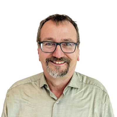  Um Vogelschutzglas gäbe es ­keine ­Diskussion, wenn ­solche Scheiben komplett trans­parent wären, denn eigentlich will ­jeder, dass ­Vögel am Glas keinen ­Schaden ­nehmen.
 Matthias Haller, Technical Service Eastman