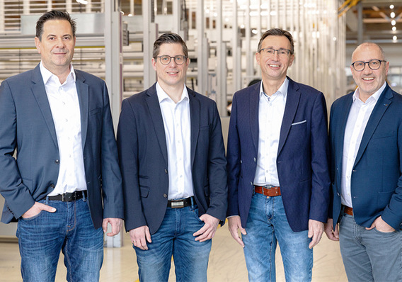  Christian Schaller, Geschäftsführer Hella Holding, Sebastian Flüchter und Ingo Gaiser, Geschäftsführer Hella Deutschland und Andreas Kraler, geschäftsführender Gesellschafter der Hella-Gruppe