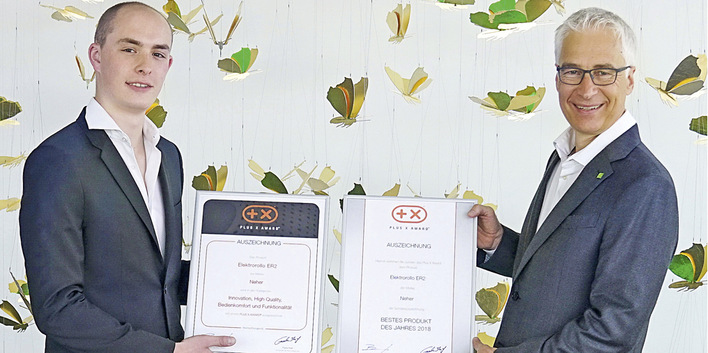  ﻿Norbert Neher (r.) erhält die Urkunden mit den Auszeichnungen aus den Händen von Plus X Award Produkt-Manager Lucas Wollenhaupt.