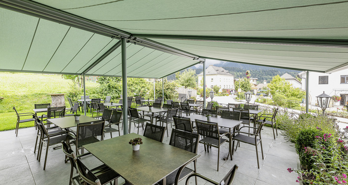  Der Gastronom und dessen Gäste freuen sich über die einladende Atmosphäre unter dem neuen Wetterschutz.