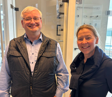 Tim Böl (55) ist neuer Gebietsverkaufsleiter Ost, hier wird er von Nathalie Peters, Leiterin Vertrieb, am CRL Standort in Ilsfeld begrüßt.