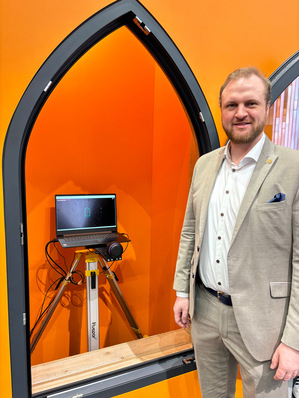  Vertriebs- und Marketingleiter Daniel Lechtenberg präsentiert das digitalen Konturmessgerät, mit dem Fenster- und Türöffnungen digital erfasst und in branchenüblichen Dateiformaten ausgegeben werden können.