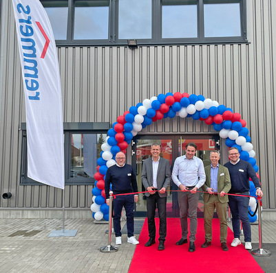  Martin Stöger (Vertriebsleitung Industrielacke, v.li.), Lutz Marschall (CCO), Dirk Sieverding (CEO), Ralf Schlichtig (Verkaufsleitung Bautenschutz) und Roland Brinkmann (Geschäftsführer DACH) durchschneiden das Band und eröffnen damit offiziell das neue Remmers Training und Service Center in Berlin.
