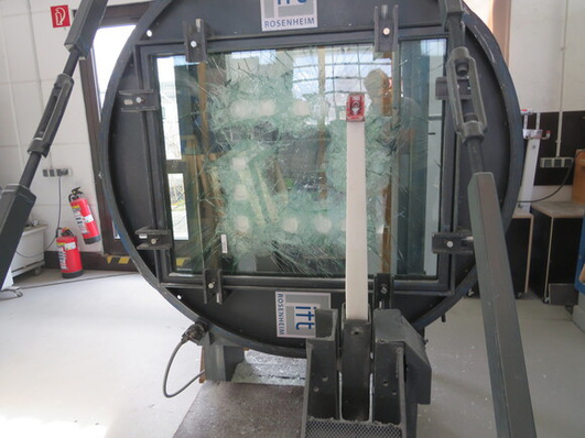 Prüfen bis zum Glasbruch: Hier ein Blick auf den Testaubau im Labor