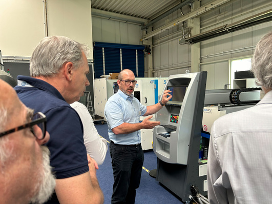 Bottero Niederlassungsleiter Stephane Soudais im Gespräch mit den Besuchern.