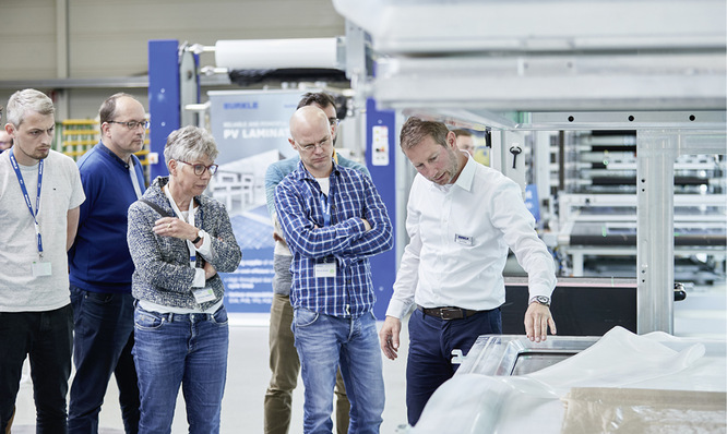  Die Besucher begutachteten die Details der Bürkle Laminier-Anlage.
