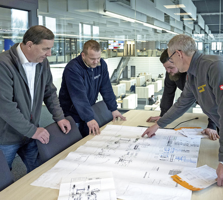  Zwischen der Siems Fenster + Türen GmbH und der Schirmer Maschinen GmbH besteht ­eine über 30 Jahre gewachsene, sehr beständige und vertrauensbildende Partnerschaft. In die Projekt­planung vertieft (von links): Roland Vogt, Mitglied der Schirmer-Geschäftsleitung, Marco Gruel, Produktionsleiter Siems, Hannes Hüther, Servicetechniker Schirmer, und Dirk ­Buesge, Leiter Projektmanagement Schirmer.