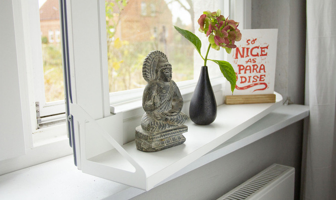  Das Fensterbrett wird am Fensterrahmen eingehängt und bietet eine Ablagefläche, die sich mit dem Fenster ­öffnet und somit nie freigeräumt werden muss.
