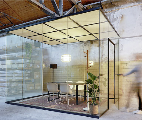  Ideal für Raum-in-Raum Lösungen ist das System Office Cube. Es ist schnell und ­einfach auf- und abbaubar und bietet sehr flexible Einsatzmöglichkeiten, sowohl temporäre als auch dauerhaft.