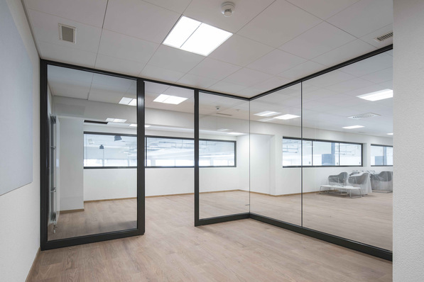 Mit der Ecklösung Contraflam Structure Corner, die ohne Eckprofile auskommt, konnten im Internat Beau Soleil Ganzglasecklösungen verwirklicht werden, die mehr Transparenz als je zuvor ermöglichen.