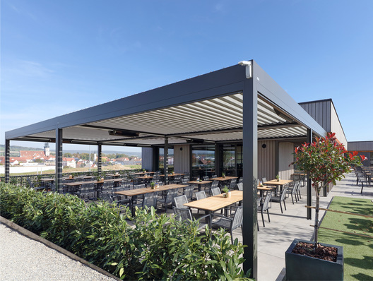  Optisches und konstruktives Highlight – die Mittelpfosten der Dachanlage weisen dieselbe schlanke ­Dimension wie die Außenstützen auf.