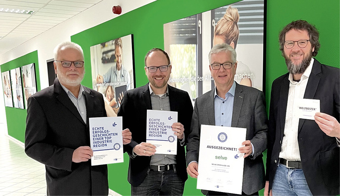  Selve wurde als Weltmarktführer für Gurtwickler ausgezeichnet. Die Urkunde nahmen Ludger Stracke (2.v.re.) und Alexander Vogt (re.) entgegen. Überreicht wurde sie von Claus Hegewald (Leiter der SIHK-Geschäftsstelle Lüdenscheid, li.) sowie Julian Pflichtenhöfer (Teamleiter Innovation, Nachhaltigkeit & Klimaschutz SIHK Hagen).