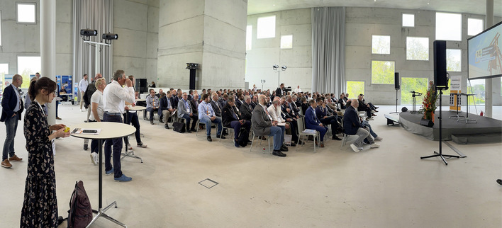  Wiedersehen in Essen: der Bundesverband hatte zum Austausch untereinander in den Sanaa-Bau auf dem Gelände der Zeche Zollverein geladen. Rund 200 Teilnehmerinnen und Teilnehmer erlebten ein rundum erneuertes Tagungskonzept und eine inspirierende Betriebsbesichtigung bei Müller Holzfensterbau. 