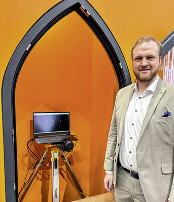  Vertriebs- und Marketingleiter Daniel Lechtenberg präsentiert das digitale Konturmessgerät, mit dem Fenster- und Türöffnungen digital erfasst und in üblichen Dateiformaten ausgegeben werden können.