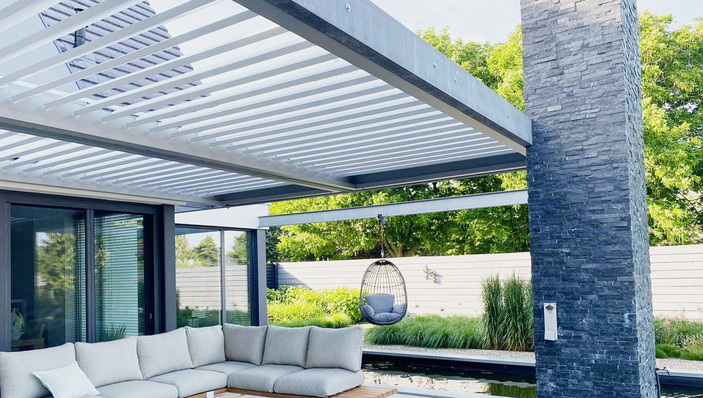  Die Alba Liberty ist wie ein Lamellendach ohne Stützen. Dieses System ist daher ­perfekt für den Einbau in ein festes Vordach etc. geeignet.