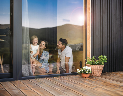 Effektiver Hitzeschutz im Sommer und effizienter Wärmeschutz im Winter: Die neue Glaslösung für den Fenstermarkt Climaplus/Climatop Planistar Sun Plus bietet Einsparpotenziale für alle Jahreszeiten.