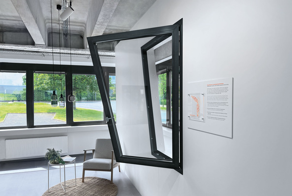  Im Showroom der Roto Aluvision am Standort Velbert ist ein Trapezfenster mit flexibler Eckumlenkung und dem verdeckten Drehkipp-Beschlag „Roto AL Designo“ ausgestellt. Fensterplanung und -montage können hier auf Wunsch trainiert werden.