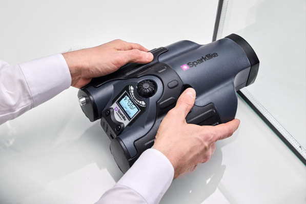 Die kompakten, tragbaren Messgeräte von Sparklike lassen sich auf der Baustelle und in der Werkstatt einsetzen.