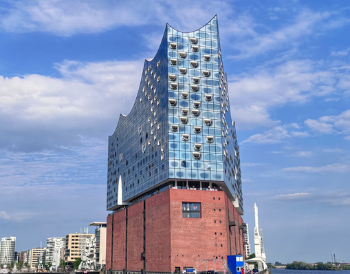  Diesmal traf sich die Fensterbranche in Hamburg – und hatte sogar die Gelegenheit, die großartige Kulisse der Elbphilharmonie vom Schiff aus zu bewundern.