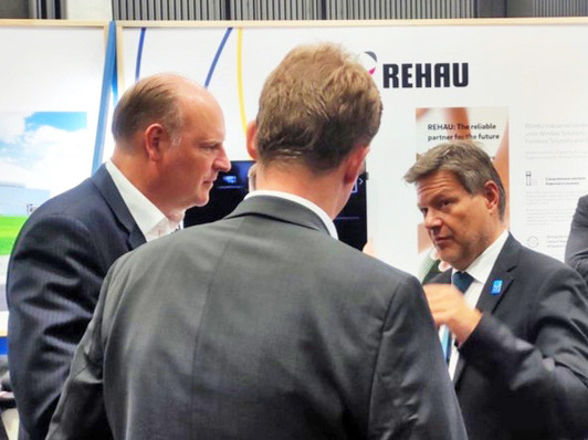  Carsten Heuer, CEO von REHAU Window Solutions (l.) im Gespräch mit Wirtschaftsminister Robert Habeck.