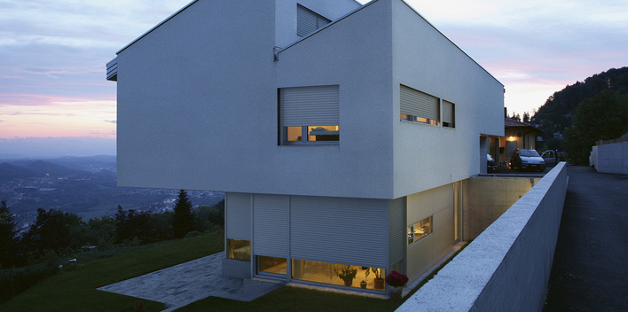 Gebäude mit extravaganter Architektur oder großer Windlast stellen oft besondere Anforderungen an die Statik der Fenster, was deren Einbau komplizierter machen kann.