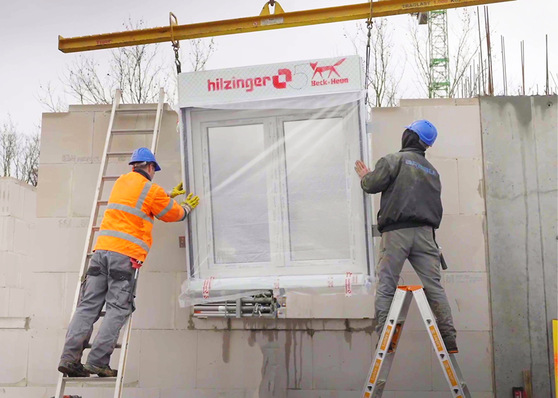 Das Windowment-Komplettelement wird von oben in die freie Fensternische gehoben.