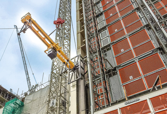 Für die Montage unter Klettergerüsten bietet Heavydrive eine einfache und sichere Lösung mit sogenannten Kontertraversen in unterschiedlichen Ausführungen an.