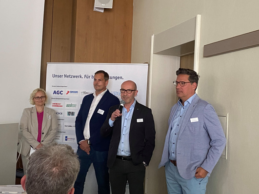 Michael Scheer, Vorsitzender des Vorstands der Flachglas eG begrüßt die Gäste