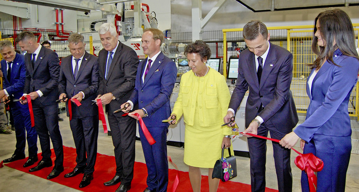 Ein Meilenstein: In Anwesenheit von Geschäftsführer Florian Kneer und Drazen Soldo (4. und 2. v.re.) ist an Christi Himmelfahrt das Aluminium-Presswerk von Kneer und Soldo in Široki Brijeg (Bosnien-Herzegowina) eingeweiht worden