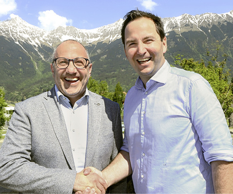 Handshake: Andreas Kraler und ÖSV-­Generalsekretär Christian Scherer bei der Vertragsunterzeichnung.