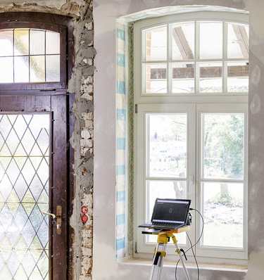 Digitales_Konturmessgerät: Die moderne Lasertechnik erfasst die Sonderfenster-Konturen, ohne dass der Einsatz einer Schablone nötig ist.