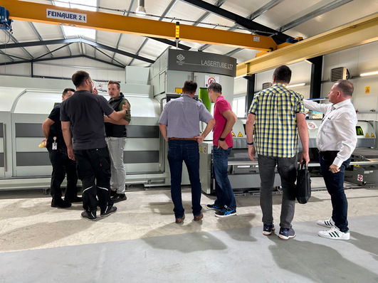 Die Firma BLM Group ist der Maschinenlieferant. PHI hat der BLM Group Deutschland ermöglicht, die neue ADIGE LT7 im Rahmen ihrer Roadshow live vorzustellen.