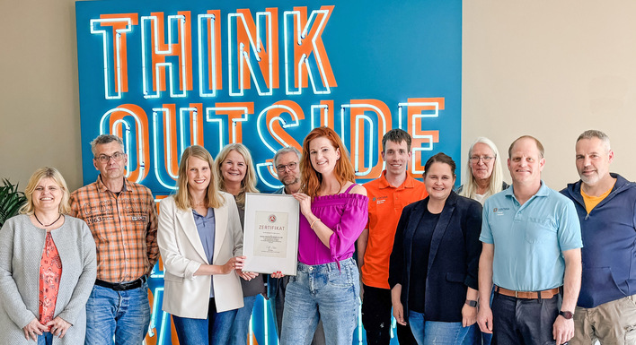 Erfolge erzielt man gemeinsam. Die Ausbildungsverantwortlichen nehmen die Auszeichnung zusammen entgegen.