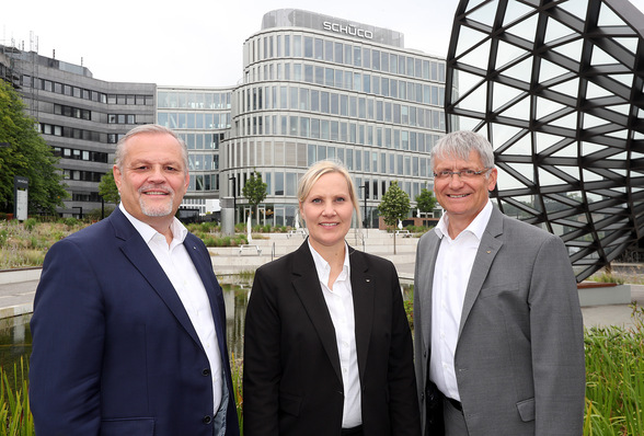 (v.l.) Andreas Engelhardt, Sandra Greiser und Thomas Lauritzen stellen den Schüco Jahresbericht 2023 vor.