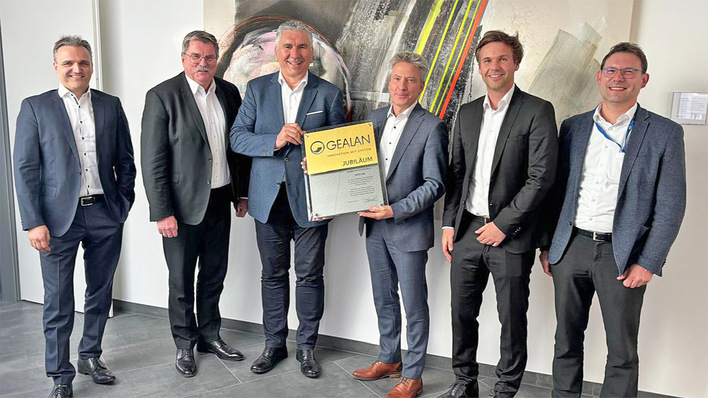 Als symbolisches Dankeschön zum zehnjährigen Jubiläum hatte die Gealan-Abordnung bei der vergangenen gemeinsamen Beiratssitzung in Sendenhorst eine goldene Partnerurkunde für die Veka-Führungsriege im Gepäck: (von links) Tino Albert (Gealan-Geschäftsführer Technik & Finanzen), Michael Pattalon (Leiter Konzernplanung & Controlling Veka und stellvertretender Beiratsvorsitzender), Ivica Maurović (Sprecher der Gealan-Geschäftsführung, Geschäftsführer Vertrieb, Marketing und Systementwicklung), Andreas Hartleif (Vorstandsvorsitzender der Veka AG und Beiratsvorsitzender), Pascal Heitmar (Vorstand Finanzen Veka AG und Beiratsmitglied) und Alexander Jahn (Kaufmännischer Leiter Gealan).