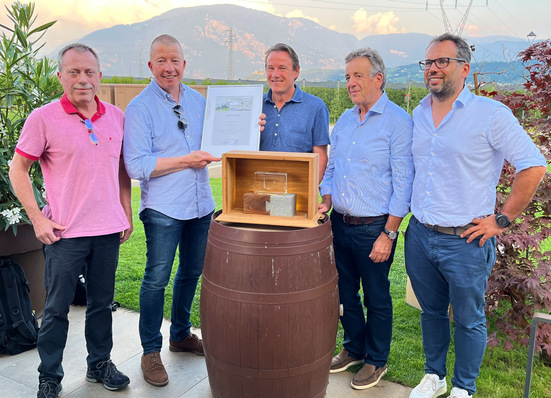 Finstral und SIEGENIA feiern das 50-jährige Bestehen ihrer Zusammenarbeit (v. l.): Gemeinsam mit Heinz-Georg Weber überreicht Wieland Frank, Geschäftsführender Siegenia-Gesellschafter, die Urkunde an Joachim Oberrauch, Luis Oberrauch und Florian Oberrauch aus dem Verwaltungsrat von Finstral.