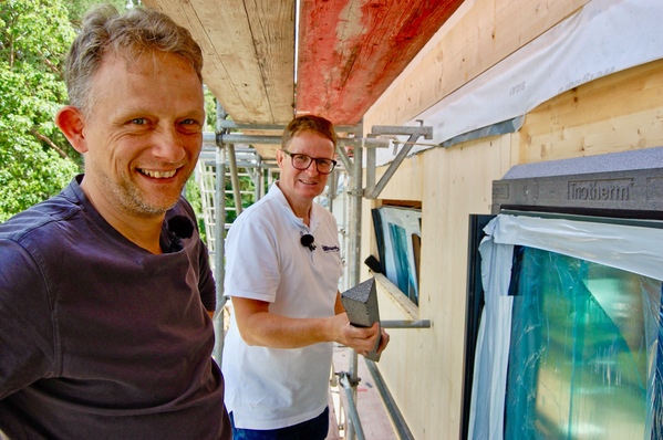 Der dreiecksförmig EPS-Dämmkeil sichert das Vorwandmontage-System an der Oberseite gegen fassadenläufiges Wasser ab.