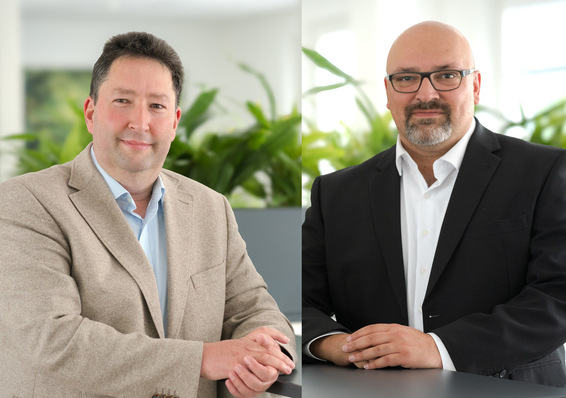 Dr. Winfried Bernhard (Head of Quality Management; links) und Özkan Arslan (Bereichsleiter Systementwicklung, Anwendungstechnik und Digital Planning) übernehmen bei GEALAN Verantwortung in wichtigen Führungspositionen.