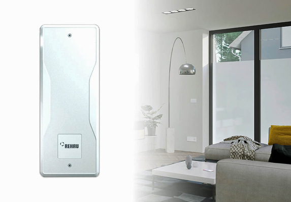 Rehau Smart Privacy ist die optisch anspruchsvolle Fensterlösung zum Schutz der Privatsphäre. Der Systemanbieter hat Smart Privacy überarbeitet: Es ist von nun an als Unterputzlösung kompatibel mit dem Matter-Standard. Die Version mit Hutschiene folgt im Laufe des Jahres 2024.