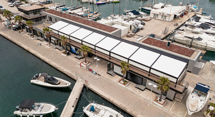 Ein echter Blickfang: Die Pergolen am Yachthafen ACI Marina Split sind mit der vertikalen Beschattung Terra Side ausgestattet.