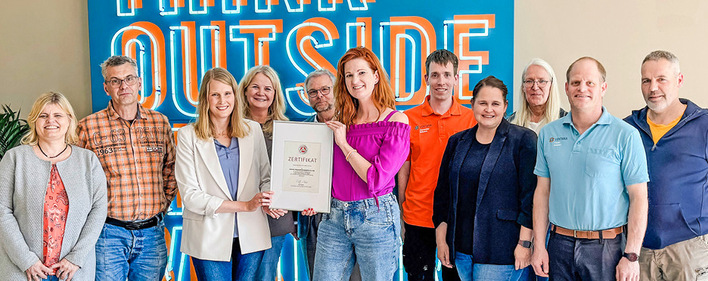 Erfolge erzielt man gemeinsam. Die Ausbildungsverantwortlichen ­nehmen die Auszeichnung zusammen entgegen.